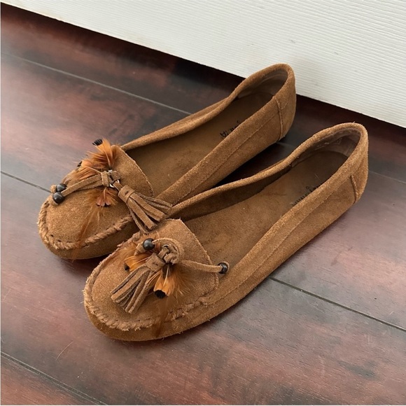 Size 10 Minnetonka Feather Kilty Moc Brown Suede Leather Moccasins Shoes - Picture 1 of 6